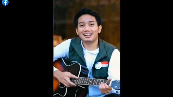 Eril semasa hidup membagikan pengalamannya dalam aksi kemanusian melalui sebuah organisasi anak-anak muda di bidang kemanusiaan yang ia dirikan, Jabar Bergerak Zilennial.
