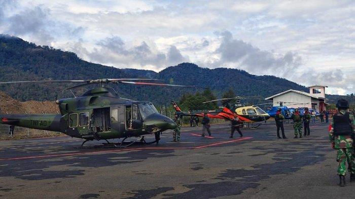 Satgas Yonif 328 dan Helikopter Bell 412EP/HA mengamankan evakuassi jenazah 8 karyawan Palapa Timur Telematika dari Bandara Bilorai, Kabupaten Intan Jaya, Papua, Senin (7/3/2022).