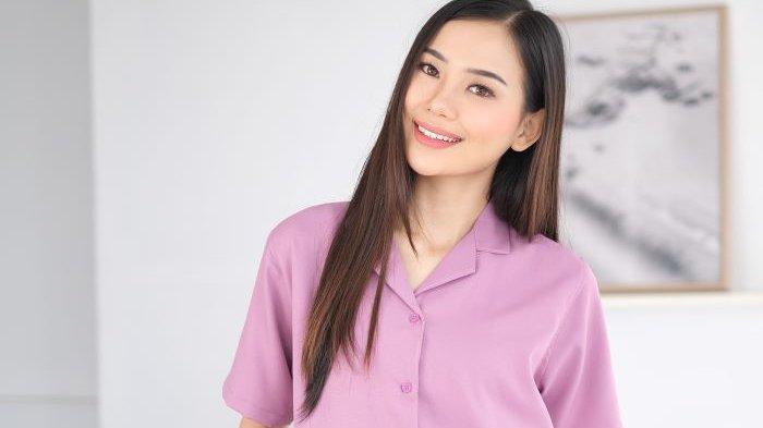 Evelina Witanama diumumkan sebagai pemenang Online Casting Ikatan Cinta Klaklik dan berhak bermain di sinetron Ikatan Cinta, Kamis (17/6/2021). Evelina Witanama tidak menyangka lolos seleksi, bahkan terpilih di Online Casting Ikatan Cinta Klaklik. Evelina Witanama sempat tidak percaya diri tampil di online casting Ikatan Cinta Klaklik yang diikuti lebih dari 2.600 peserta.