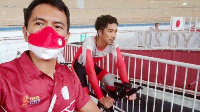 Pelatih para balap sepeda, Fadilah Umar memantau langsung latihan dari atlet para balap sepeda M. Fadli saat mencoba track di Izu Velodrome