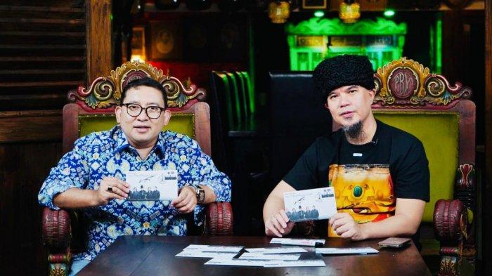 Fadli Zon dan Ahmad Dhani menunjukkan perangko Dewa 19.