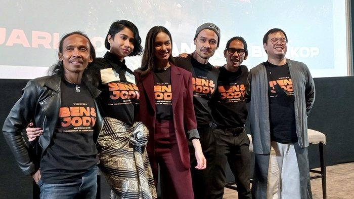 Angga Dwimas Sasongko bersama para pemain film Ben & Jody, seperti Chicco Jerikho dan Aghniny Haque hingga Yayan Ruhian, disela peluncuran trailer dan poster film Ben & Jody di Bioskop XXI Epicentrum Walk, Kuningan, Jakarta Selatan, Rabu (5/1/2022). Film Ben & Jody dipersembahkan untuk mendiang Glenn Fredly.