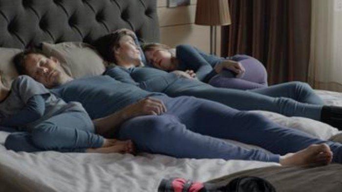 Film Force Majeure garapan sineas Ruben Ostlund yang dirilis pada tahun 2014 itu kini bisa diakses secara legal lewat platform streaming KlikFilm. Film Force Majeure bisa ditonton di KlikFilm mulai 7 November 2022. Meski diluncurkan sejak sewindu silam, tema dalam film Force Majeure tetap langgeng sampai sekarang.