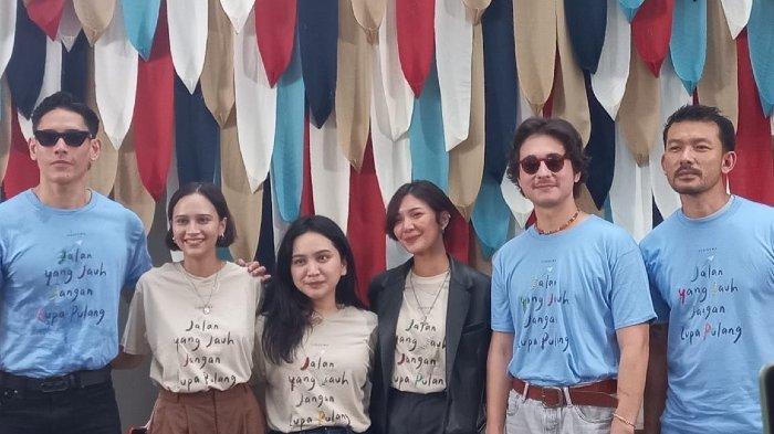 Para pemain film Jalan yang Jauh Jangan Lupa Pulang yang dilibatkan sutradara Angga Dwimas Sasongko, antara lain Ganindra Bimo, Lutesha, dan Jerome Kurnia, Rachel Amanda serta Sheila Dara Aisha dan Jerome Kurnia, di kawasan Kemang, Jakarta Selatan, Rabu (23/11/2022).
