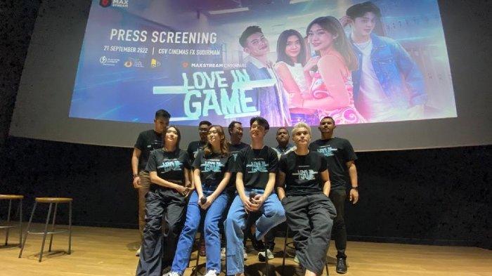 YouTuber Livy Renata dan Gabriel Prince serta pemain lain, seperti Julian Jacob dan Rachel Florencia, disela press screening film Love in Game di Bioskop CGV fX Plaza, Jalan Sudirman, Senayan, Jakarta Pusat, Rabu (21/9/2022). Film Love in Game tayang perdana di platform MAXstream, Rabu ini.