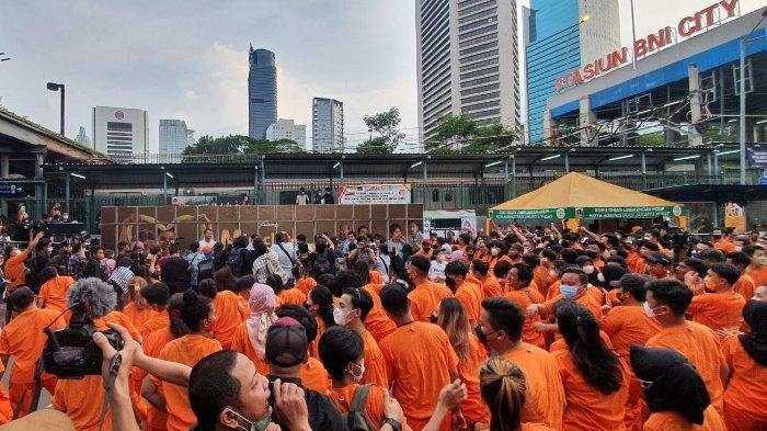 Sebanyak 500 orang berseragam narapidana bernyanyi dan berjoget bersama para bintang film Miracle in Cell No 7, seperti Vino Bastian, Mawar de Jongh, Indro Warkop, hingga Tora Sudiro, Graciella Abigail, Bryan Domani dan Indra Jegel serta Rigen Rakelna di Terowongan Kendal, Jalan Sudirman, Jakarta Pusat, Jumat (26/8/2022). Mereka menyanyikan lagu Balon Udara ciptaan Ade Omar yang menjadi soundtrack film Miracle in Cell No 7.