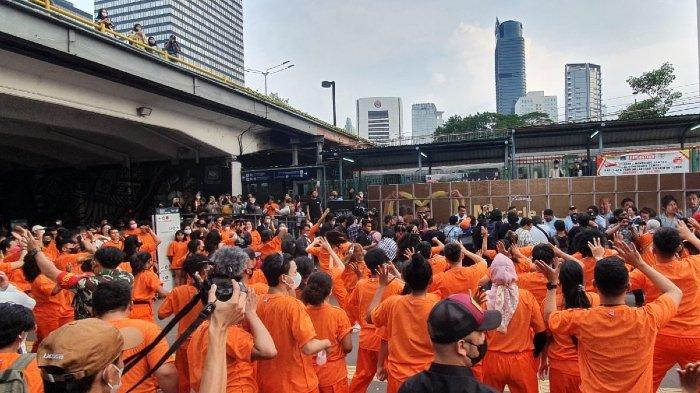 Sebanyak 500 orang berseragam narapidana bernyanyi dan berjoget bersama para bintang film Miracle in Cell No 7, seperti Vino Bastian, Mawar de Jongh, Indro Warkop, hingga Tora Sudiro, Graciella Abigail, Bryan Domani dan Indra Jegel serta Rigen Rakelna di Terowongan Kendal, Jalan Sudirman, Jakarta Pusat, Jumat (26/8/2022). Mereka menyanyikan lagu Balon Udara ciptaan Ade Omar yang menjadi soundtrack film Miracle in Cell No 7.