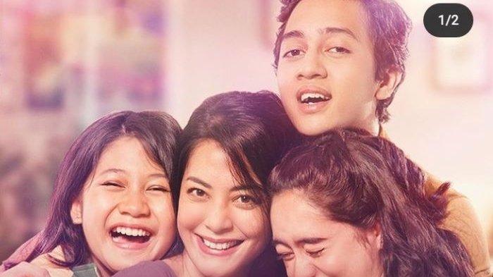 Lulu Tobing saat membintangi film Yang Tak Tergantikan garapan rumah produksi Falcon Pictures bersama sutradara Herwin Novianto. Film ini tayang perdana di platform digital Disney+ Hotstar pada 15 Januari 2021.