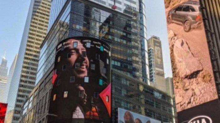 Foto unggahan Maruli Tampubolon usai wajahnya muncul di layar iklan Times Square, New York