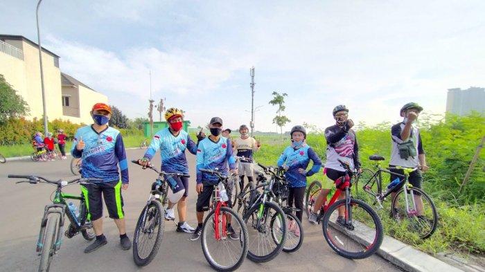 Para peserta fun bike berfoto bersama usai acara dan pembagian paket untuk para tenaga medis