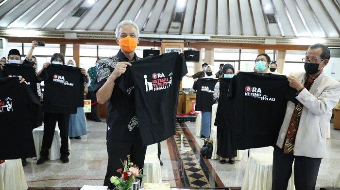 Gubernur Jawa Tengah Ganjar Pranowo berdialog dengan para guru, dalam peringatan Hari Guru Nasional di Gedung A lantai 2 kompleks kantor Gubernur Jateng, Rabu (25/11/2020).