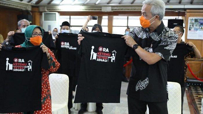 Gubernur Jawa Tengah Ganjar Pranowo berdialog dengan para guru, dalam peringatan Hari Guru Nasional di Gedung A lantai 2 kompleks kantor Gubernur Jateng, Rabu (25/11/2020).