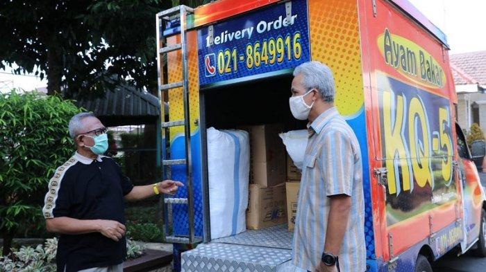 Pemilik Rumah Makan Warung Solo Group Puspo Wardoyo saat berbincang bersama Gubernur Jawa Tengah Ganjar Pranowo,
Rabu (22/4/2020).