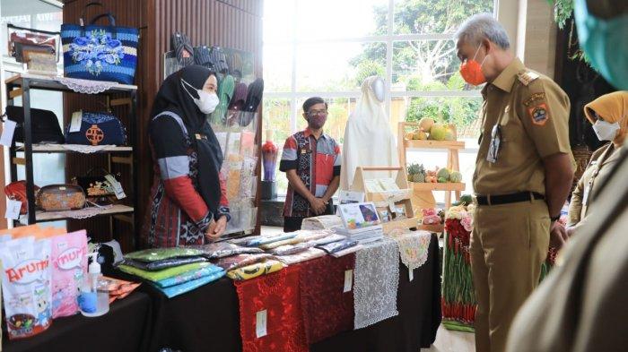 Gubernur Jawa Tengah Ganjar Pranowo menghadiri acara UMKM Network and Business Fair di Hotel Novotel, Semarang, Senin (5/4/2021).