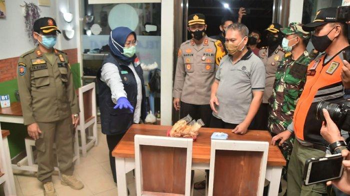 Bupati Bogor, Ade Yasin lakukan patroli dan inspeksi mendadak (Sidak) ke beberapa tempat usaha di kawasan Sentul City, Kecamatan Babakan Madang Kabupaten Bogor, Selasa (12/1/2021) malam.