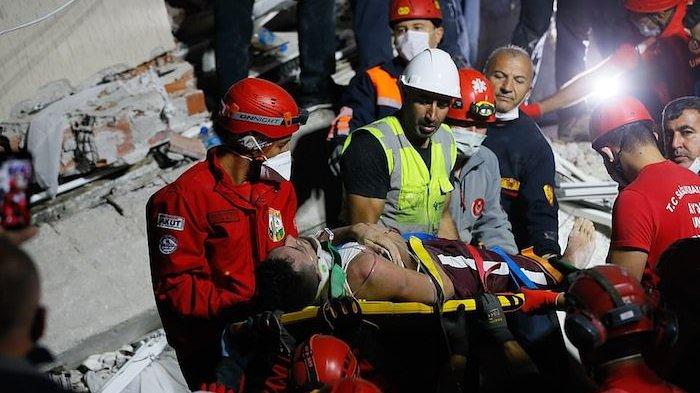 Malik Tahirler yang berusia 8 tahun diselamatkan dari reruntuhan oleh tim pencarian dan penyelamat di distrik Bornova