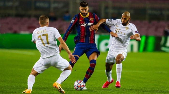 Gerad Pique terkena kartu merah pada babak kedua saat melawan Ferencvaros di grup G Liga Champions