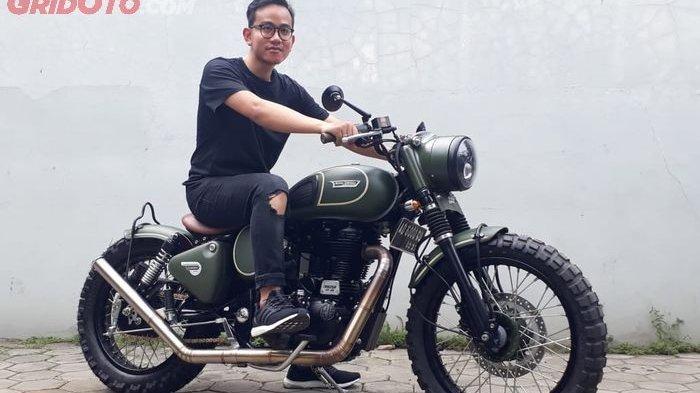 Gibran Rakabuming bersama sepeda motor Royal Enfield Classic 500 miliknya di Katros Garage (GridOto)