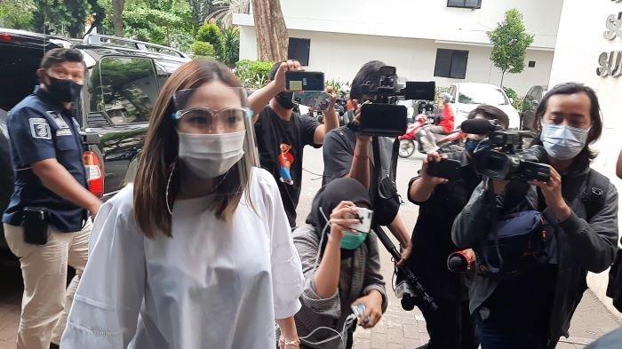 Gisella Anastasia ketika tiba di Polda Metro Jaya untuk melakukan wajib lapor, Kamis (14/1/2021) siang. Gisella Anastasia ditetapkan sebagai tersangka pornografi setelah video mesumnya beredar di media sosial sejak 6 November 2020.
