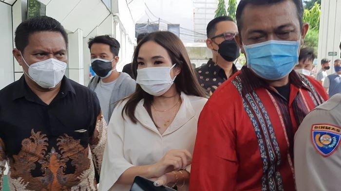 Gisella Anastasia saat tiba di Pengadilan Negeri Jakarta Selatan, Selasa (23/3/2021). Gisella Anastasia dan Michael Yukinobu, dua tersangka kasus pornografi, bertemu dalam sidang perkara penyebaran video syur mereka.