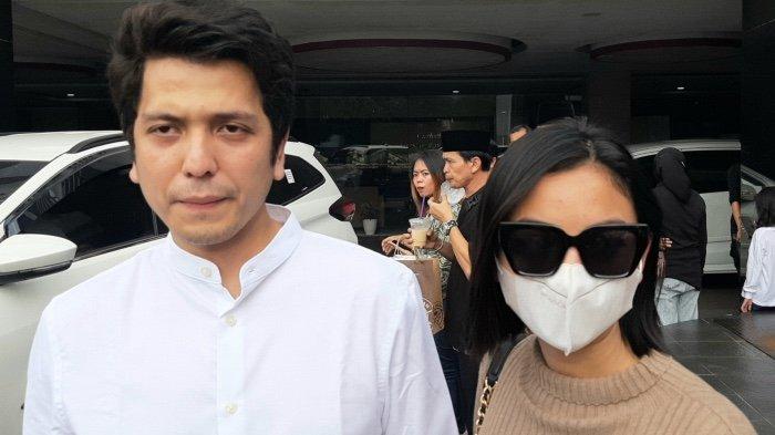 Pemain sinetron Glenca Chysara terlihat terus menemani Rendi Jhon, kekasihnya, di RS Permata Cibubur, Jatisampurna, Bekasi, Jawa Barat, sejak Sabtu (12/11/2022) pagi. Rendi Jhon berduka setelah ibunya meninggal dunia, Sabtu pagi tadi.