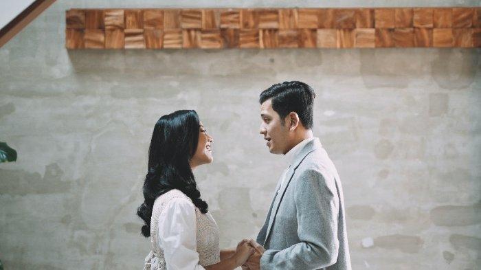 Pasangan selebritas Glenca Chysara dan Rendi Jhon mengenalkan lagu Cinta Sampai Surga, Selasa (20/9/2022). Lagu ciptaan Ade Govinda tersebut menandai pertunangan Glenca Chysara dan Rendi Jhon yang berlangsung di Perumahan Rafless Hills, Cibubur, Kota Depok, Jawa Barat, Minggu (18/9/2022).
