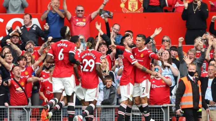 Ronaldo berangkulan dengan Bruno Fernandes usai menjebol gawang MU di depan para pendukungnya Stadion Old TRafford. Dua gol Ronaldo dalam debutnya membawa MU menang 4-1 lawan Newcastle. CR7 pun seolah membawa fans MU bermimpi kembali jadi juara.
