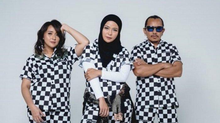Band Kotak: Chua (bass), Tantri (vokal) dan Cella (gitar).