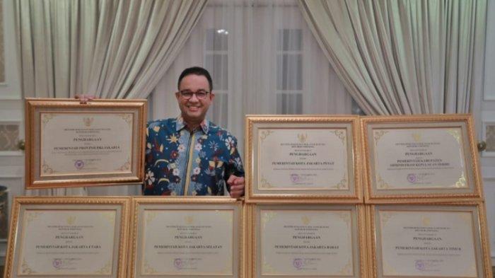 Gubernur DKI Jakarta Anies Baswedan memamerkan tujuh penghargaan sebagai Kota Peduli HAM dari Kemenkumham