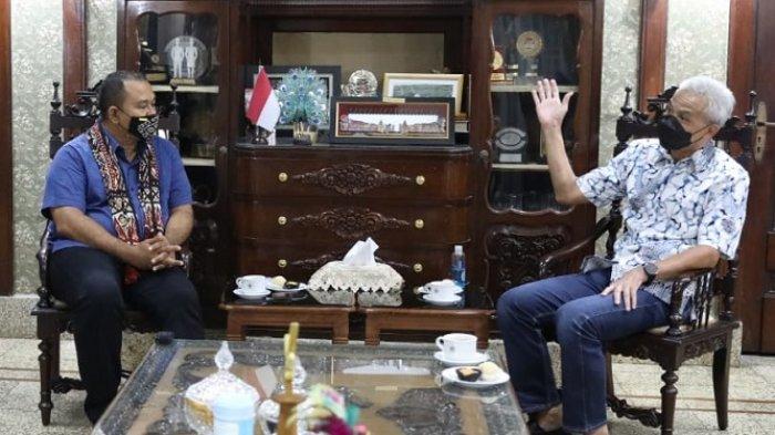 Gubernur Jawa Tengah Ganjar Pranowo (kanan) berdiskusi dengan Vicoas TB Amalo, Raja Nusak Termanu, Rote Ndao, Nusa Tenggara Timur, Sabtu (29/5/2021) malam.