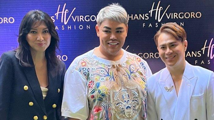 Perancang perhiasan dan busana Hans Virgoro ditemani Ivan Gunawan saat menggelar Resort Collection Hans Virgoro Fashion 2022-2023, Rabu (16/11/2022). Peragaan busana koleksi Hans Virgoro berlangsung di Habitate Jakarta, kawasan Setiabudi, Jakarta Selatan.