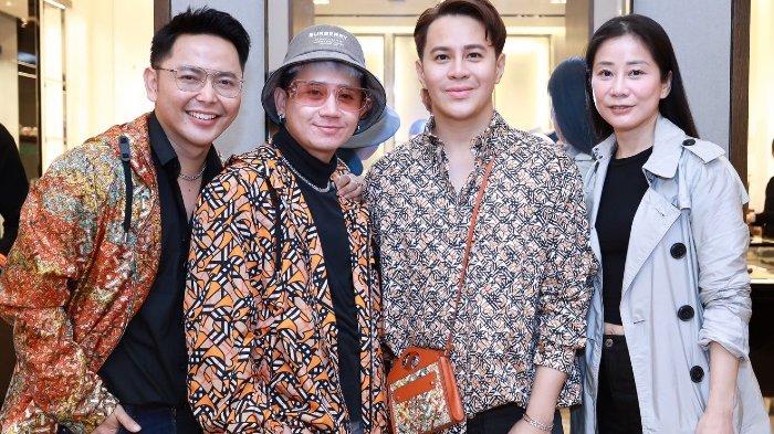 Hans Virgoro (kedua dari kanan), perancang perhiasan ternama Indonesia, disela peluncuran Burberry X Hans Virgoro Jewelry di Plaza Indonesia, Jalan MH Thamrin, Tanah Abang, Jakarta Pusat, Sabtu (15/10/2022).