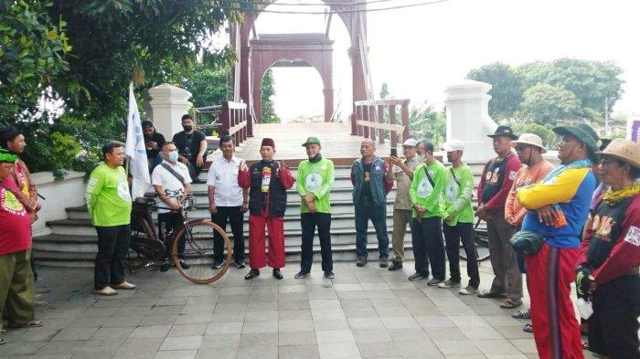 Komunitas Onthel Die Oud Batavia (ODOB) menggelar acara syukuran Hari Ulang Tahun (HUT) ke-13 ODOB di kawasan Jembatan Kota Intan, Jalan Roa Malaka, Kali Besar, Jakarta Barat, Minggu (28/5/2022) lalu.