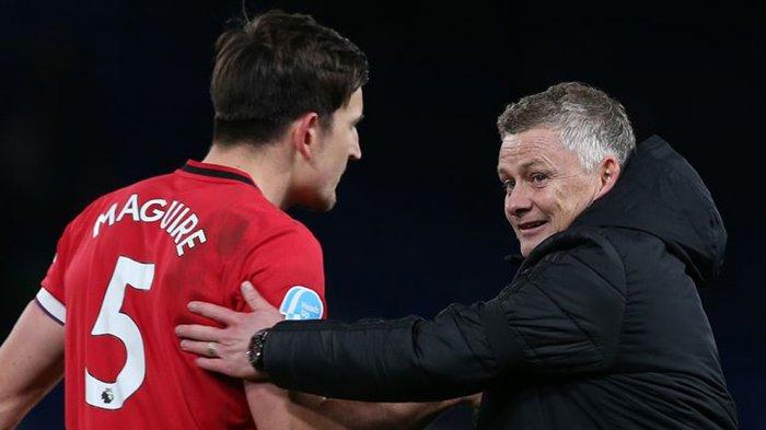 Harry Maguire berdiskusi dengan pelatihnya Ole Gunnar Solskjaer