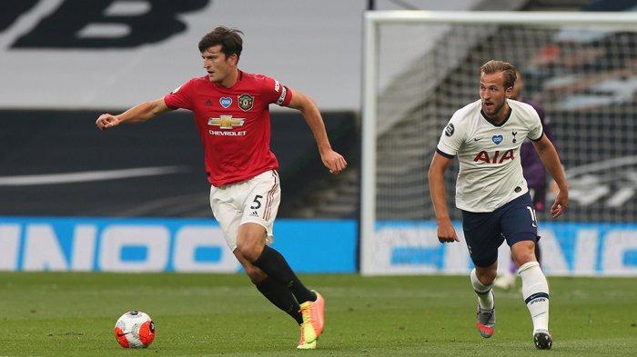 Harry Maguire ketika menjaga Harry Kane pada laga pekan keempat yang dimenangkan Spurs atas United dengan skor telak 6-1 di Old Trafford.