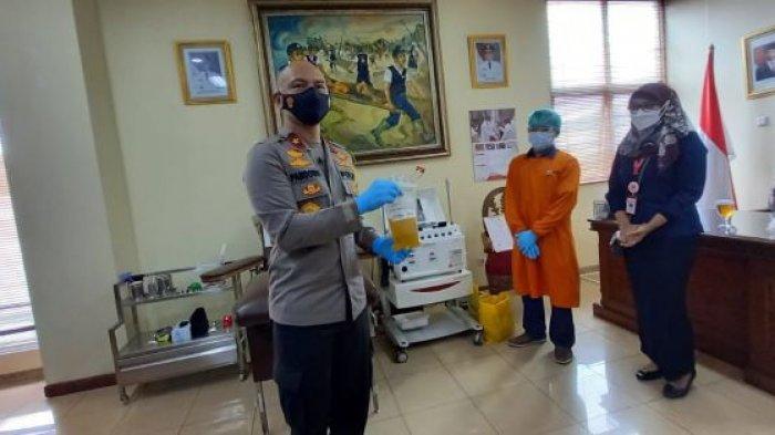 Wakapolda Metro Jaya Brigjen Hendro Pandowo mendatangi Gedung Palang Merah Indonesia (PMI) DKI Jakarta, Selasa (9/2/2021). Kedatangan Brigjen Hendro Pandowo disambut Ketua PMI DKI Jakarta Rustam Effendi untuk melakukan donor plasma konvalesen.