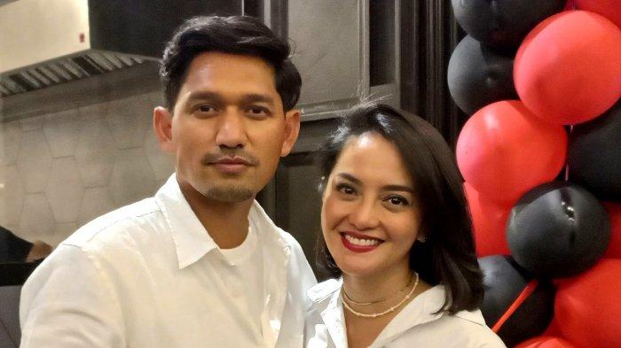 Pasangan selebritas Ibnu Jamil dan Ririn Ekawati di kawasan Kemang, Mampang Prapatan, Jakarta Selatan, Rabu (3/8/2022).
