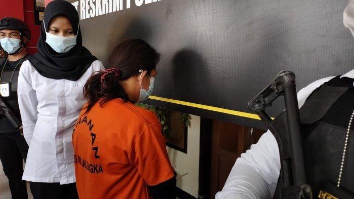 TA (45), warga Desa Genteng, Kecamatan Dawuan, Kabupaten Majalengka, ditangkap polisi akibat menjual anak kandungnya sendiri ke pria hidung belang.