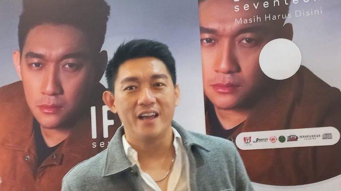Musisi dan penyanyi Ifan Seventeen berbincang di Restoran KFC Kemang, Jakarta Selatan, Selasa (29/11/2022).