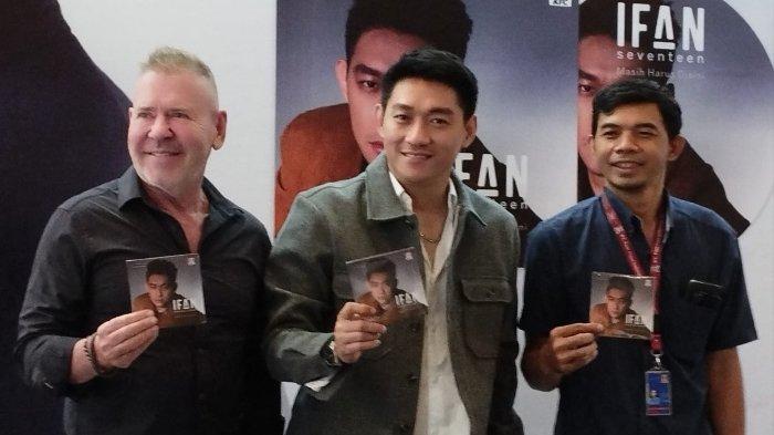Musisi dan penyanyi Ifan Seventeen ditemani Steve Lillywhite, CEO Jagonya Sport dan Musik Indonesia (JSMI), disela merilis album Masih Harus Disini di Restoran KFC Kemang Raya, Jakarta Selatan, Selasa (29/11/2022).