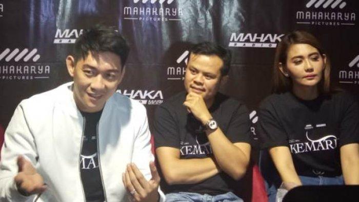 Ifan Seventeen, vokalis Band Seventeen, bersama CEO Mahakarya Dendi Reynando dan Uli Moechtar, istri mendiang Herman Sikumbang (gitaris Band Seventeen), saat meluncurkan teaser dan poster film Kemarin di Sallo Inyan Coffee, Tebet, Jakarta Selatan, Selasa (29/10/2019). Film Kemarin adalah kisah perjalanan Band Seventeen.