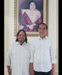 Ketua Umum Paguyuban Suporter Timnas Indonesia Ignatius Indro bersama Presiden Jokowi.