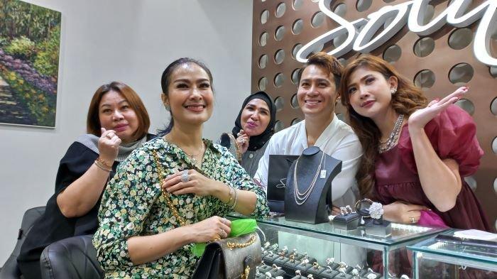 Pedangdut Iis Dahlia terlihat menghadiri pembukaan toko berlian Solitaire Jewelry milik Hans Vigoro dan Angie, sahabatnya, di FJL Boutique, kawasan Kemang, Jakarta Selatan, Rabu (15/9/2021).