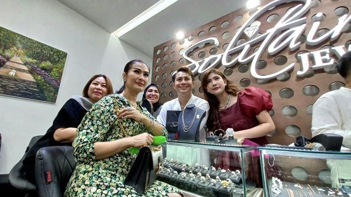 Pedangdut Iis Dahlia terlihat menghadiri pembukaan toko berlian Solitaire Jewelry milik Hans Vigoro dan Angie, sahabatnya, di FJL Boutique, kawasan Kemang, Jakarta Selatan, Rabu (15/9/2021).