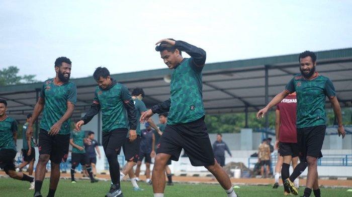 Ikhwan Ciptady Muhammad sedang berlatih bersama timnya, Persikabo 1973
