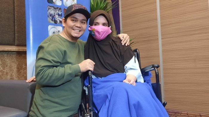 Indra Bekti saat menemani Aldilla Jelita yang telah diizinkan pulang dari rumah sakit, Kamis (27/8/2020). Aldilla Jelita dirawat di RS Mayapada, Lebak Bulus, Jakarta Selatan.