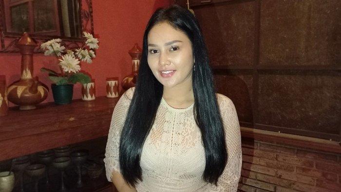 Pedangdut Intan Ratna Juwita di kawasan Condet, Jakarta Timur, Selasa (5/4/2022) malam.
