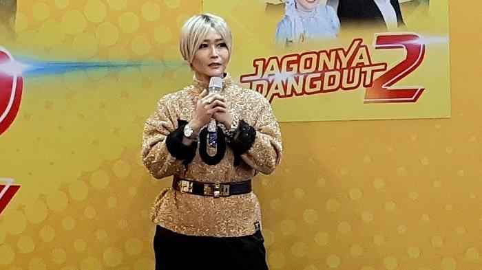 Penyanyi dangdut Inul Daratista saat peluncuran album dangdut terbarunya berjudul Jagonya Dangdut 2, di Kemang, Jakarta Selatan, Kamis (19/11/2020).