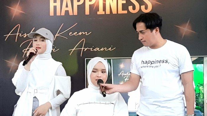 Presenter Irfan Hakim menemani Aisha Keem (kiri), putri sulungnya, saat mengenalkan single kedua berjudul Happiness di deHakim Aviary, kawasan Jatiwaringin, Bekasi, Jawa Barat, Jumat (25/11/2022). Single Happiness dinyanyikan Aisha Keem bersama Putri Ariani, juara Indonesias Got Talent 2014.