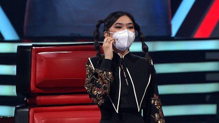 Penyanyi Isyana Sarasvati saat menjadi coach dalam program televisi The Voice Kids Indonesia.